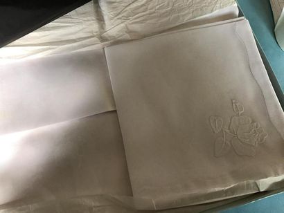 LOT de draps d'accouchée, nappe et serviettes...