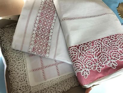 LOT de draps d'accouchée, nappe et serviettes...