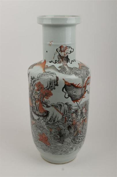 CHINE, XXe siècle
Vase rouleau en porcelaine...