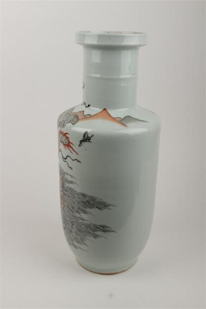 CHINE, XXe siècle
Vase rouleau en porcelaine...