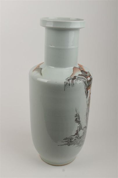 CHINE, XXe siècle
Vase rouleau en porcelaine...