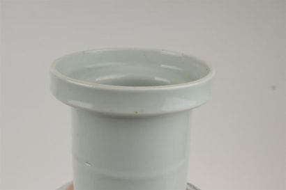 CHINE, XXe siècle
Vase rouleau en porcelaine...