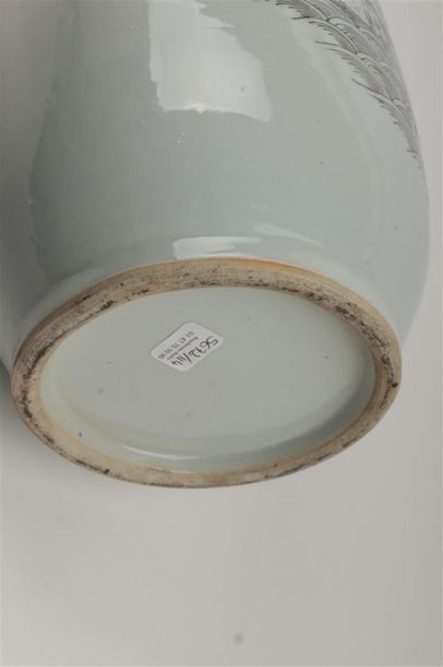 CHINE, XXe siècle
Vase rouleau en porcelaine...