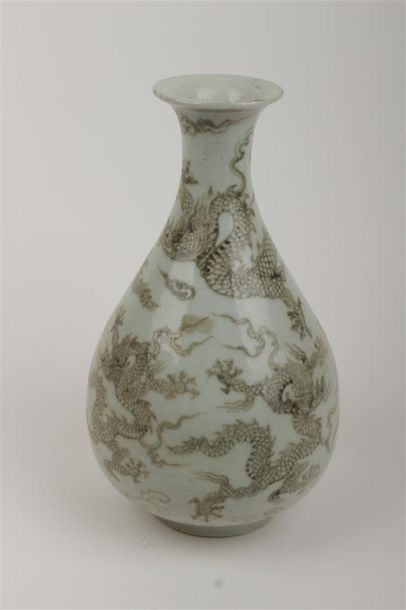 CHINE, fin du XIXe siècle 
Vase yuhuchunping...