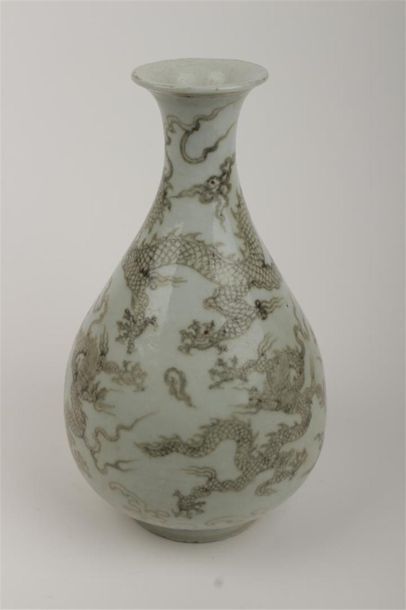 CHINE, fin du XIXe siècle 
Vase yuhuchunping...
