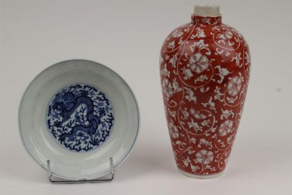 LOT comprenant : 
- Coupe en porcelaine à...