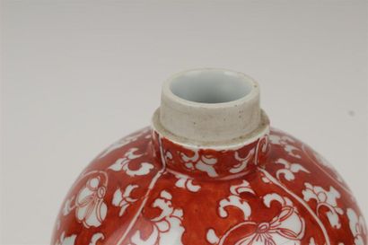 LOT comprenant : 
- Coupe en porcelaine à...