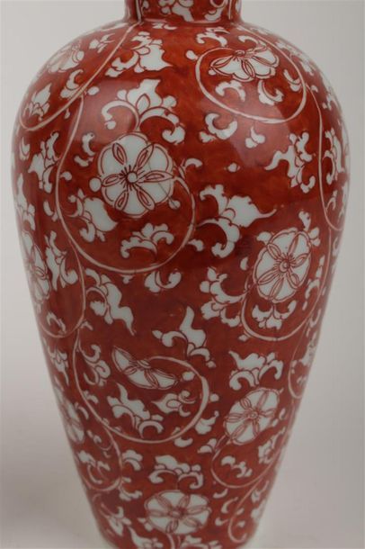 LOT comprenant : 
- Coupe en porcelaine à...