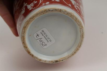 LOT comprenant : 
- Coupe en porcelaine à...