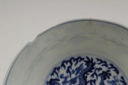 LOT comprenant : 
- Coupe en porcelaine à...