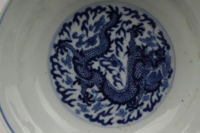 LOT comprenant : 
- Coupe en porcelaine à...
