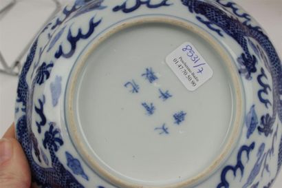 LOT comprenant : 
- Coupe en porcelaine à...