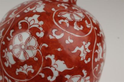 LOT comprenant : 
- Coupe en porcelaine à...