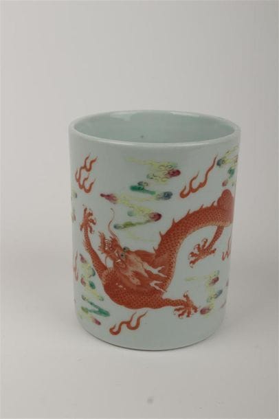 CHINE 
Bitong en porcelaine à décor en émaux...