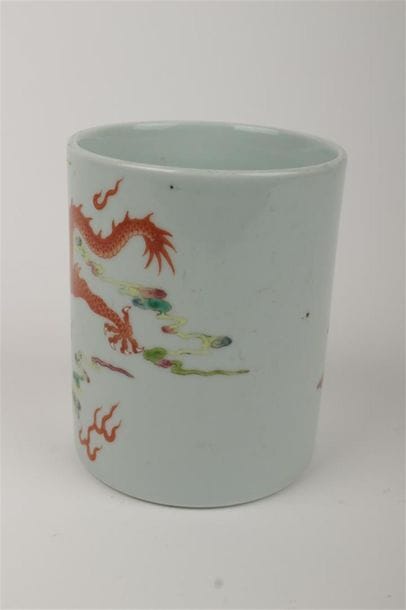 CHINE 
Bitong en porcelaine à décor en émaux...