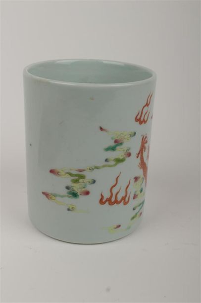 CHINE 
Bitong en porcelaine à décor en émaux...
