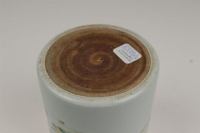 CHINE 
Bitong en porcelaine à décor en émaux...