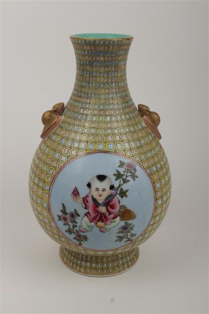 CHINE, République 
Vase en porcelaine à décor...