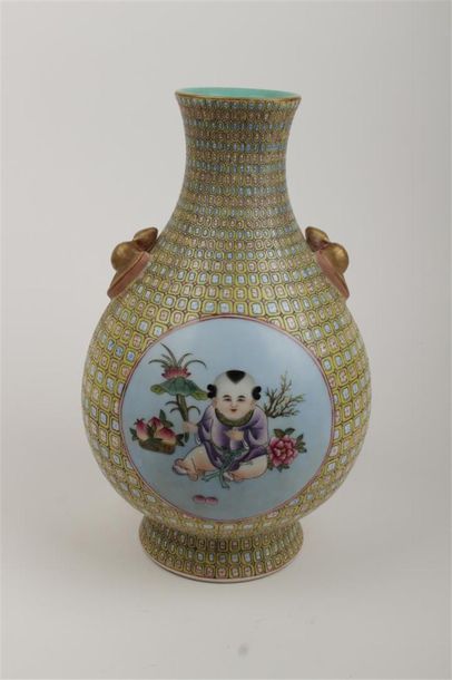 CHINE, République 
Vase en porcelaine à décor...