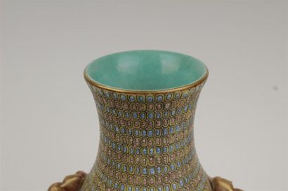 CHINE, République 
Vase en porcelaine à décor...