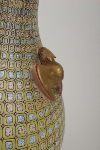 CHINE, République 
Vase en porcelaine à décor...