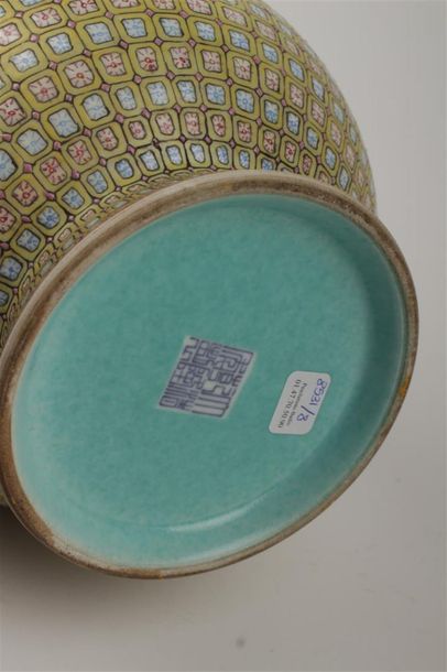 CHINE, République 
Vase en porcelaine à décor...