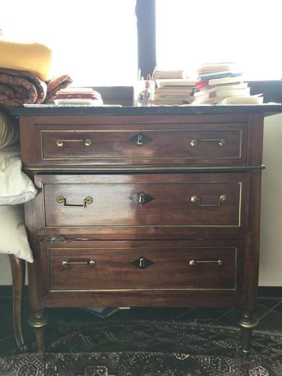 COMMODE en acajou et placage d'acajou à trois...