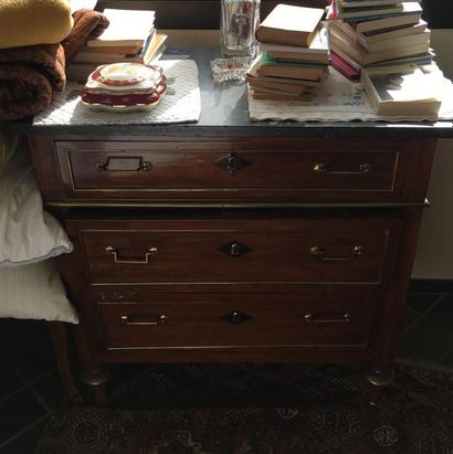 COMMODE en acajou et placage d'acajou à trois...