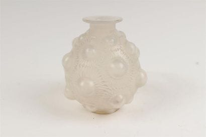 R. LALIQUE France 
Vase boule en cristal...