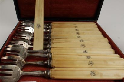LOT en argent 925/000 comprenant : deux timbales...