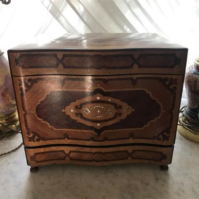 CAVE à LIQUEURS en bois de placage marqueté.
Intérieur...