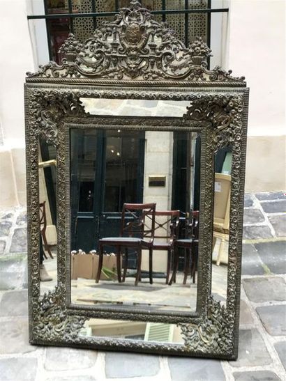 MIROIR à fronton à parecloses en laiton doré...