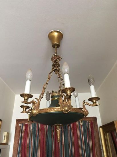 LUSTRE en tôle et bronze doré à décor de...