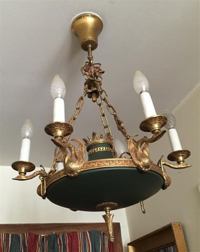LUSTRE en tôle et bronze doré à décor de...