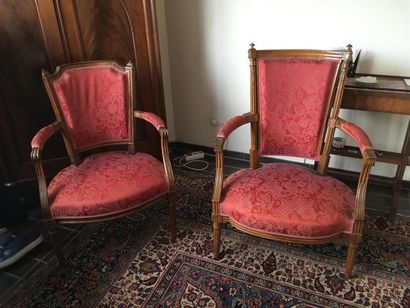 DEUX FAUTEUILS en cabriolet en bois naturel...