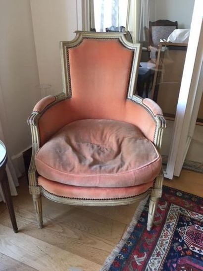 FAUTEUIL en bois relaqué à dossier chapeau...