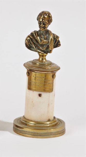 PAIRE DE BUSTES en bronze doré et marbre...