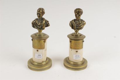 PAIRE DE BUSTES en bronze doré et marbre...
