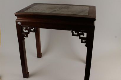 CHINE, XXe siècle 
Petite table en acajou,...