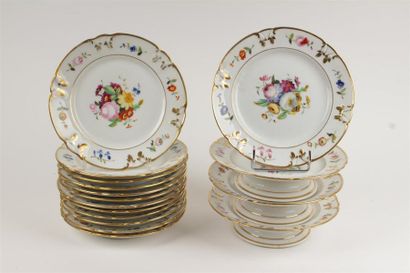 PARIS
Douze assiettes et quatre compotiers...
