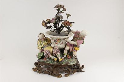 PARIS
Surtout en porcelaine figurant un groupe...