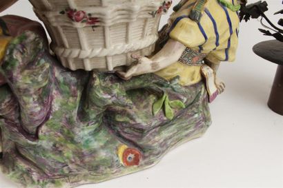 PARIS
Surtout en porcelaine figurant un groupe...