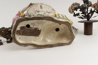 PARIS
Surtout en porcelaine figurant un groupe...