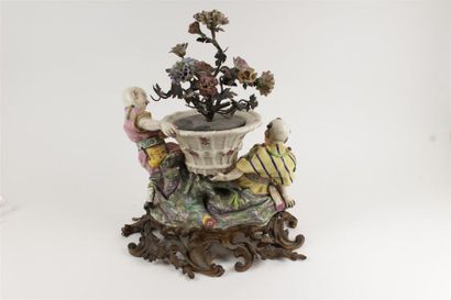PARIS
Surtout en porcelaine figurant un groupe...