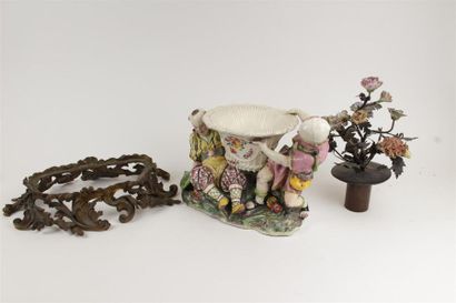 PARIS
Surtout en porcelaine figurant un groupe...