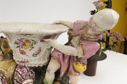PARIS
Surtout en porcelaine figurant un groupe...