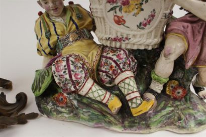 PARIS
Surtout en porcelaine figurant un groupe...