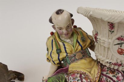 PARIS
Surtout en porcelaine figurant un groupe...