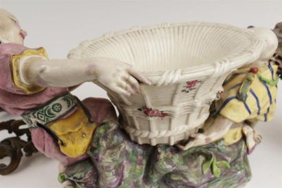 PARIS
Surtout en porcelaine figurant un groupe...