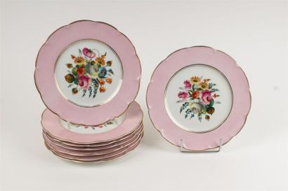 PARIS
Huit assiettes à dessert en porcelaine...